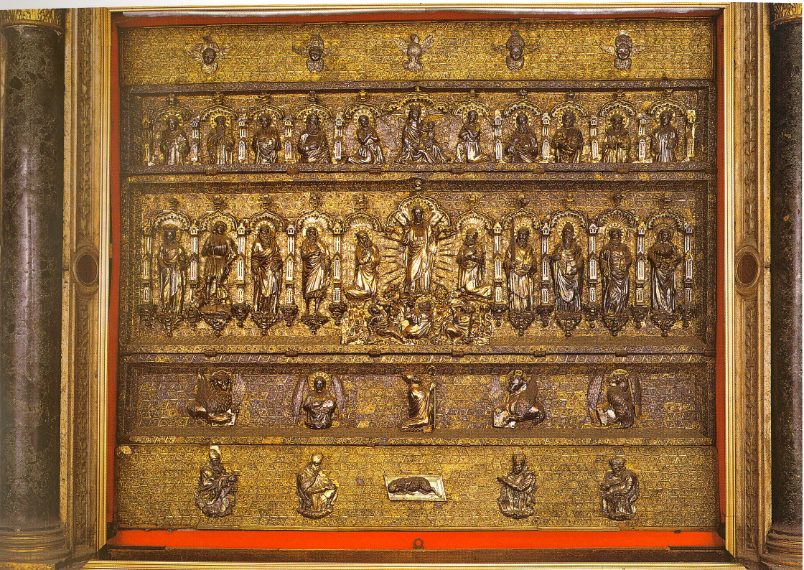 Mentre la Basilica di San Marco possiede una pala d'oro, la Chiesa di San Salvador ha una pala d'argento, sconosciuta non solo ai turisti ma anche ai veneziani, perché è visibile soltanto tre volte all'anno: Natale, Pasqua e per la Trasfigurazione di Cristo, il 6 agosto. Per la maggior parte dell'anno si trova dietro il quadro di Tiziano “La trasfigurazione del Cristo” che, al momento opportuno e grazie a un sistema di contrappesi, sparisce nell'altare della chiesa permettendo di vedere la pala.