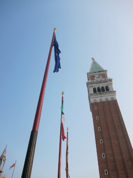 I tre pili portabandiera che si trovano proprio davanti alla Basilica di San Marco spesso non vengono notati. Rappresentano i tre regni conquistati dai Dogi, ossia Cipro, Candia (l'attuale Creta) e la Morea (il Peloponneso dei nostri giorni), i cui vessilli sventolavano dalla loro sommità. Oggi dai pili portabandiera sventolano la bandiera di Venezia oltre a quella dell'Italia e dell'Europa.