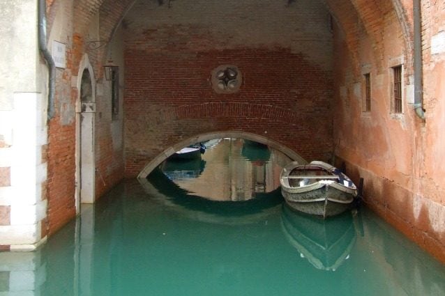 Questo luogo si raggiunge solo via acqua ma se avete una barca avrete l'immenso piacere di navigare nell'unico canale sotterraneo di Venezia: parte del Rio del Santissimo, infatti, passa sotto il coro della Chiesa di Santo Stefano. Con l'alta marea, fate molta attenzione a tenere giù la testa.