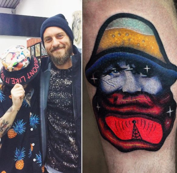 L'uomo con cappello da pescatore e barba rossa, nella quale si intravede un'antenna