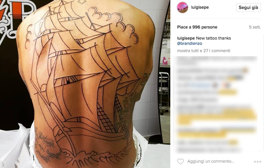 Il portiere del Napoli e il suo enorme veliero tatuato sulla schiena.