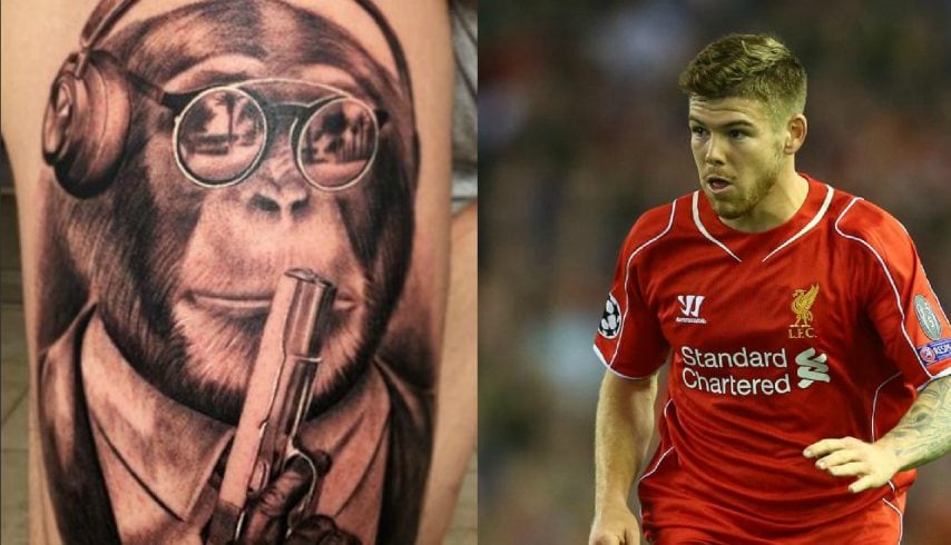 Sul polpaccio del difensore è tatuata una scimmia con una pistola in mano