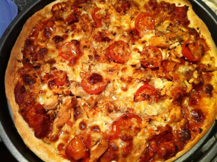 In Pakistan amano i sapori forti. E infatti la Chicken Tikka Pizza prevede tanto è pollo condito con una gran quantità di chili.