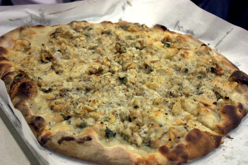 In Connecticut, la “White Claim Pie” della Frank Pepe’s Pizzeria Napoletana prevede tantissimi ingredienti: vongole, olio d’oliva, origano, il formaggio grattato e aglio.