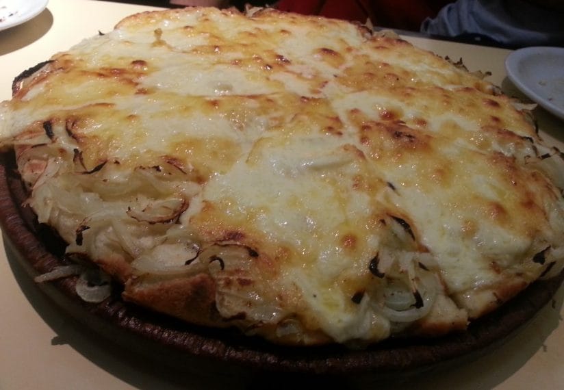 Si chiama Fugazza: sopra c'è un mix di cipolle con ampia scelta di erbe aromatiche. Zero pomodoro.