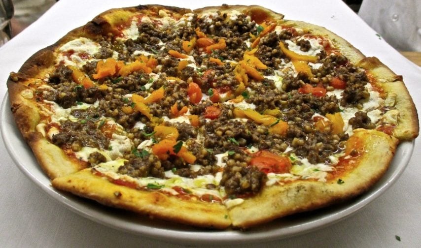 Su quest'impasto c'è Haggis, tipico insaccato realizzato con interiora di pecora macinate insieme ad aromi e grasso di rognone.