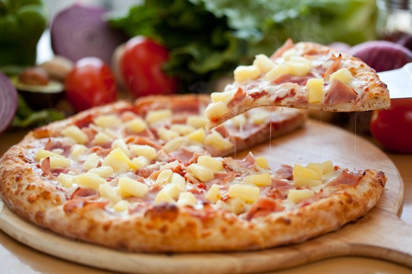 È il massimo dello sdegno per gli amanti della pizza napoletana tradizionale: ananas sul celebrato disco di pasta.