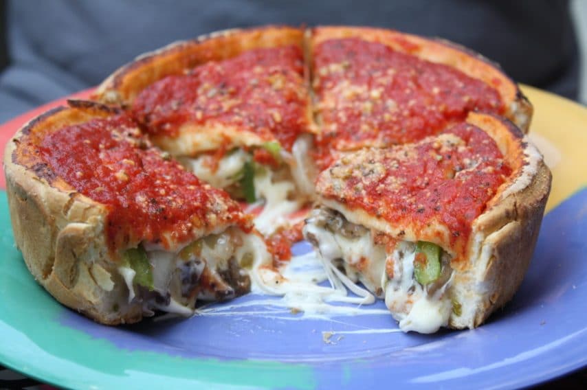 Sembra più una pizza rustica, con una imbottitura possente a base di formaggi. È ovviamente una bomba calorica. Altro che dieta mediterranea.