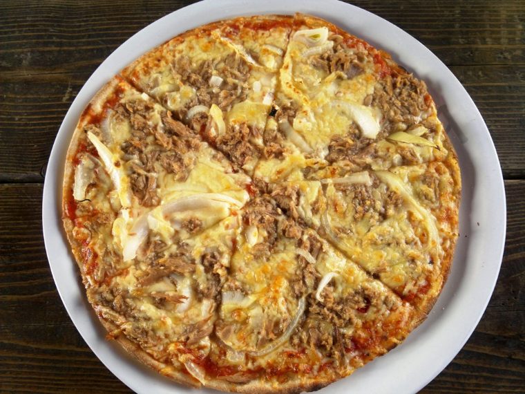La thunfisch pizza è la pizza tedesca con pezzi di tonno, salsa di pomodoro, peperoni, cipolle, formaggio e origano.