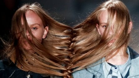 Le modelle gemelle attaccate con un'unica treccia in passerella