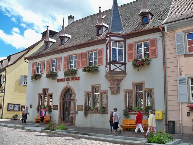 https://ja.wikipedia.org/wiki/%E3%83%95%E3%82%A1%E3%82%A4%E3%83%AB:Eguisheim_-_Mairie.jpg
