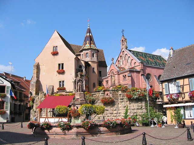 https://commons.wikimedia.org/wiki/File:Eguisheim_chateau.JPG