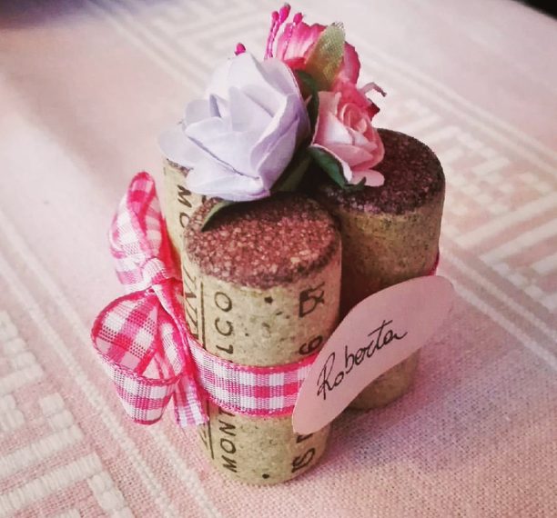 Con tappi di sughero e nastrino