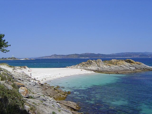 https://commons.wikimedia.org/wiki/File:Illas_Cies_Praia.jpg