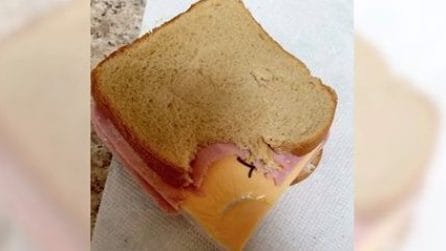 Il marito la prende in giro perché non sa cucinare: si vendica con un sandwich "speciale"