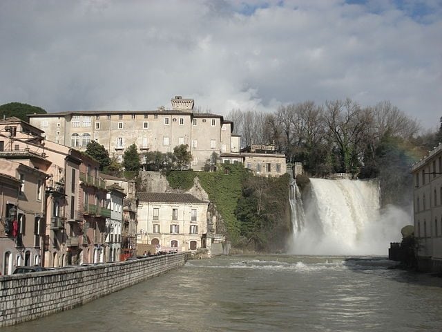 https://commons.wikimedia.org/wiki/File:Isola_del_Liri_-_Castello_ducale_e_cascata_-_dicembre_2010.JPG