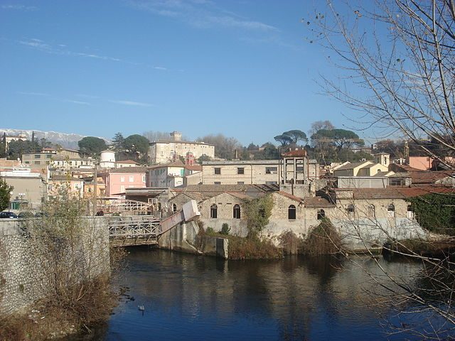 https://it.wikipedia.org/wiki/File:Isola_del_Liri-Confluenza.JPG