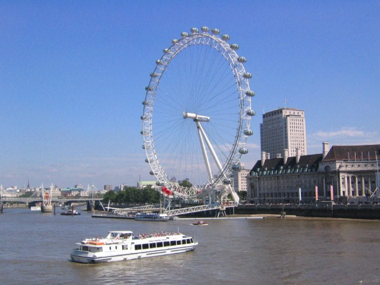Anche la London Eye di Londra doveva essere demolita nel 2005. La più famosa ruota panoramica del mondo, che oggi segna l'immagine da cartolina di Londra, quando fu inaugurata nel 200 era stata costruita con un permesso valido solo per cinque anni. Visto il grande successo di pubblico e l'affermarsi della London Eye come una delle attrazioni turistiche più importanti di Londra, il Lambeth Council nel 2006 decise di rendere la ruota panoramica una struttura permanente lungo le sponde del Tamigi.