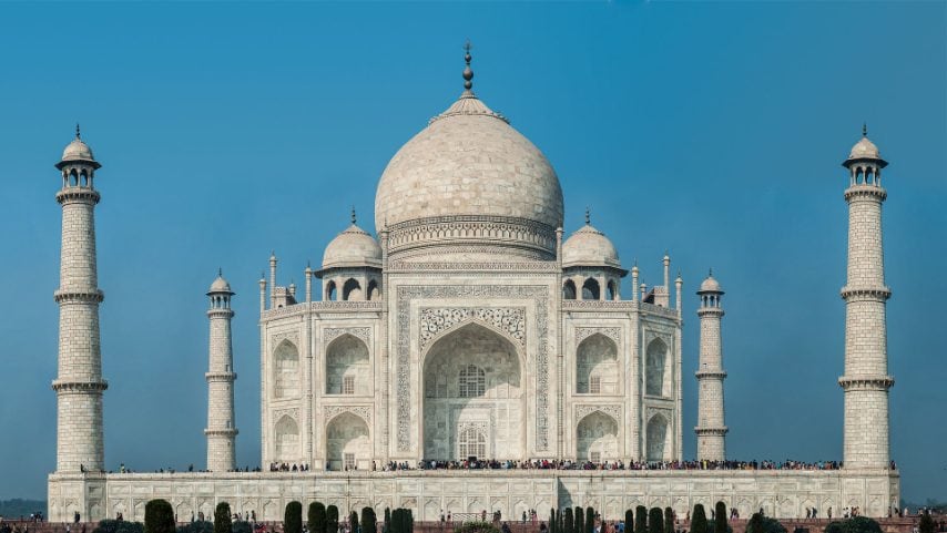 Anche il Taj Mahal, in India, durante la dominazione britannica, ha rischiato la distruzione. Costruito nel 1632 dall'imperatore moghul Shah Jahan in memoria della moglie preferita Arjumand Banu Begum, oggi il Taj Mahal è uno dei monumenti architettonici più belli del mondo.