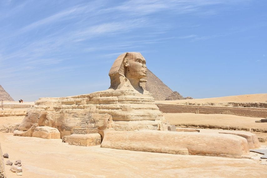 La Grande Sfinge di Giza, in Egitto, che fu costruita attorno al 2.500 a.C. per durare il più a lungo possibile, è stata abbandonata per molto tempo e ha rischiato di essere distrutta dalle intemperie, la sabbia e le razzie umane. Solo nel 1925 furono iniziati i lavori di scavo che hanno riportato il monumento alla luce e lo hanno reso un simbolo della cultura egizia nella storia.