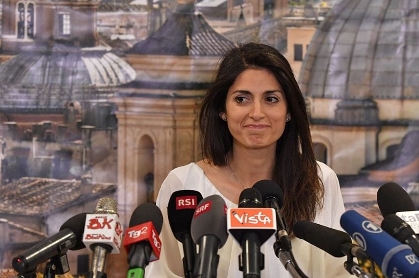 Con il 67 per cento delle preferenze al ballottaggio, Virginia Raggi viene eletta sindaca di Roma, la prima donna che siederà sulla poltrona più importante del Campidoglio.