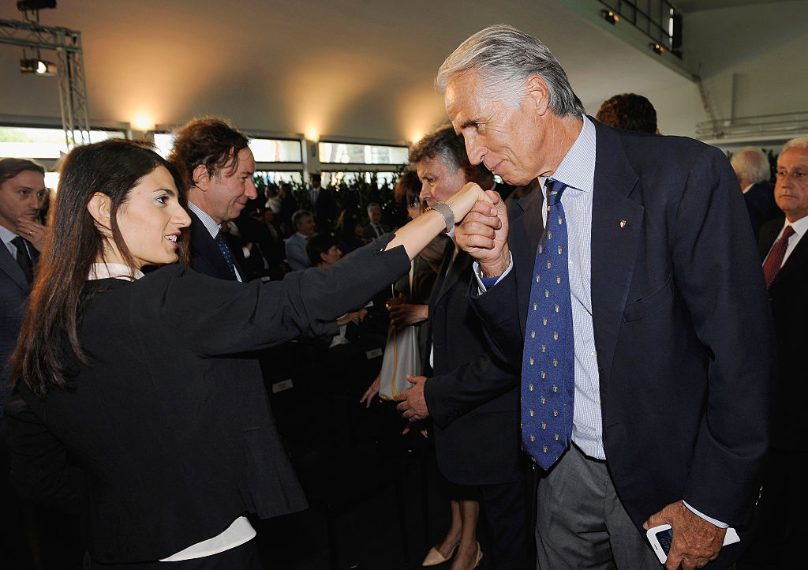Virginia Raggi e il Movimento 5 Stelle hanno rinunciato alla corsa per ospitare a Roma le olimpiadi del 2024. Dopo il rifiuto dei grillini, il presidente del Coni Giovanni Malagò fa il bacia mano alla sindaca.