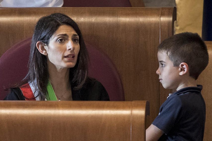 C'è anche Matteo, il figlio di Virginia Raggi, al primo consiglio comunale dopo le elezioni. La nuova sindaca lo coccola e lo fa sedere allo scranno del primo cittadino.