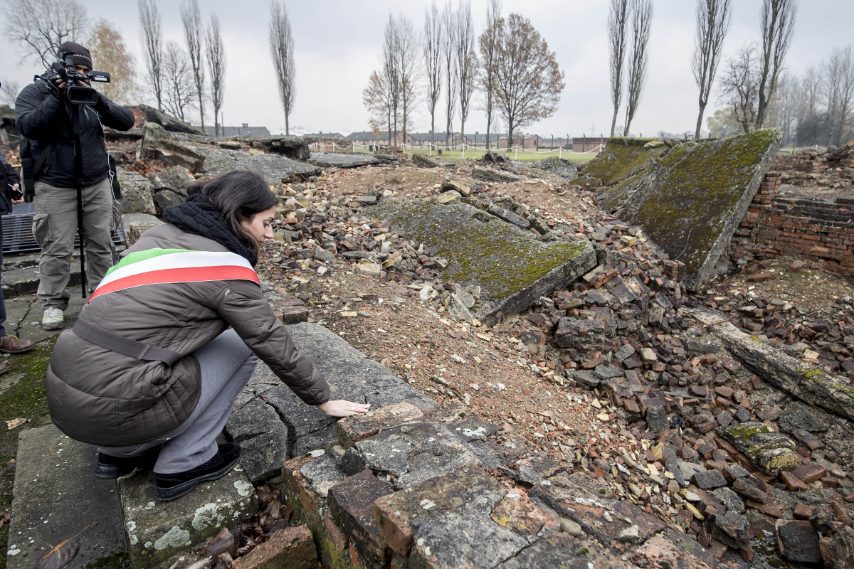 La sindaca, accompagnata dall'assessore Luca Bergamo e dal capogruppo pentastellato Marcello De Vito, visita i luoghi della Shoah insieme a 136 studenti romani.
