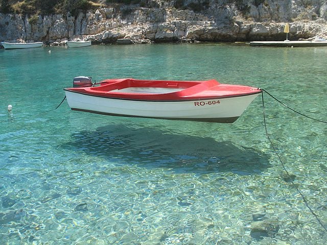 https://commons.wikimedia.org/wiki/File:Boat_on_clear_water_at_island_%C5%A0olta.jpg