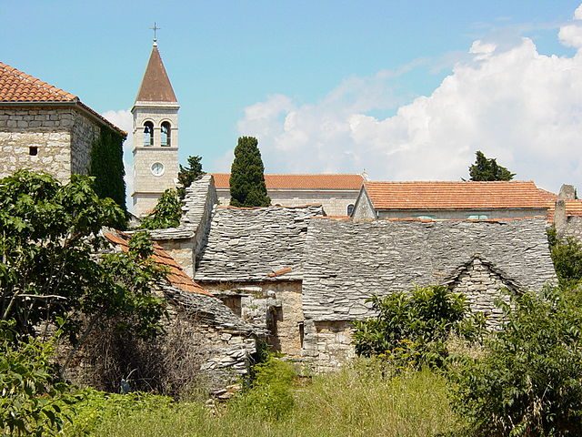 https://commons.wikimedia.org/wiki/File:Church_and_Farmhouses_-_Grohote_-_Solta_Island_-_Croatia.jpg
