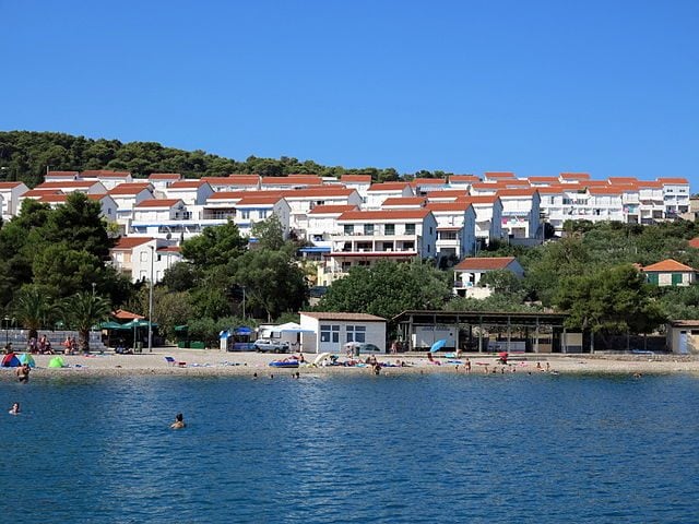 https://commons.wikimedia.org/wiki/File:%C5%A0olta_Ne%C4%8Dujam_Hrvatska_Appartements_2012_b.jpg
