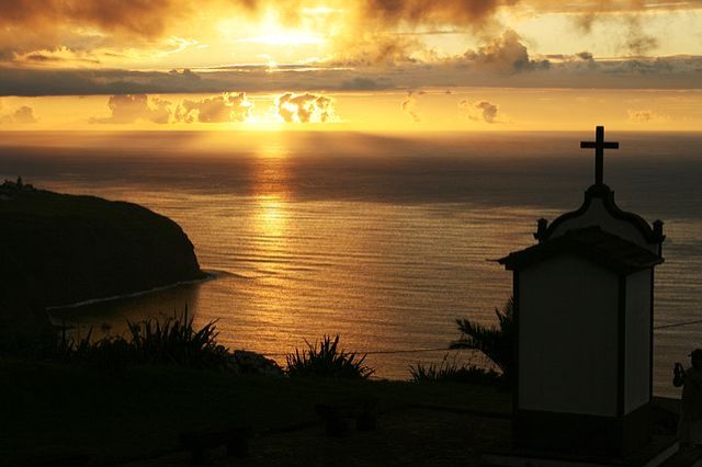 https://commons.wikimedia.org/wiki/File:Azores_Sao_Miguel_Island_(7684509996).jpg