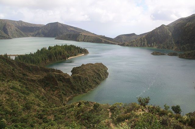 https://commons.wikimedia.org/wiki/File:Lagoa_de_Fogo,_S%C3%A3o_Miguel,_A%C3%A7ores.JPEG