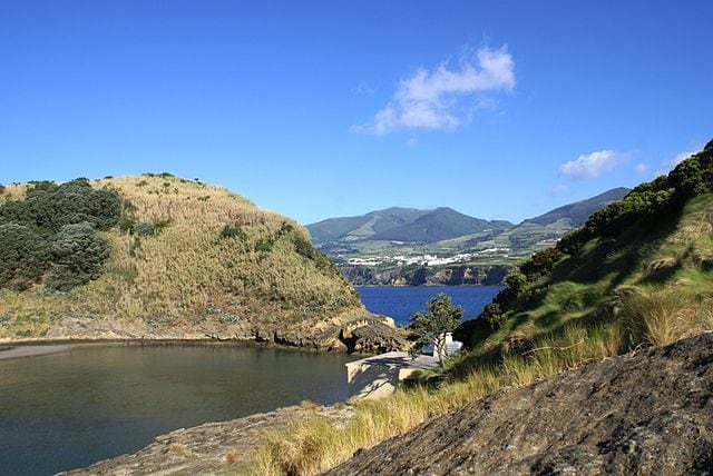 https://commons.wikimedia.org/wiki/File:Lagoa_do_Ilh%C3%A9u_de_Vila_Franca_do_Campo,_ilha_de_S%C3%A3o_Miguel_ao_fundo,_A%C3%A7ores,_Portugal.JPG
