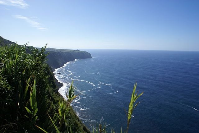 https://commons.wikimedia.org/wiki/File:Miradouro_Despe-te_Que_Suas,_Nordeste,_ilha_de_S%C3%A3o_Miguel,_A%C3%A7ores.JPG