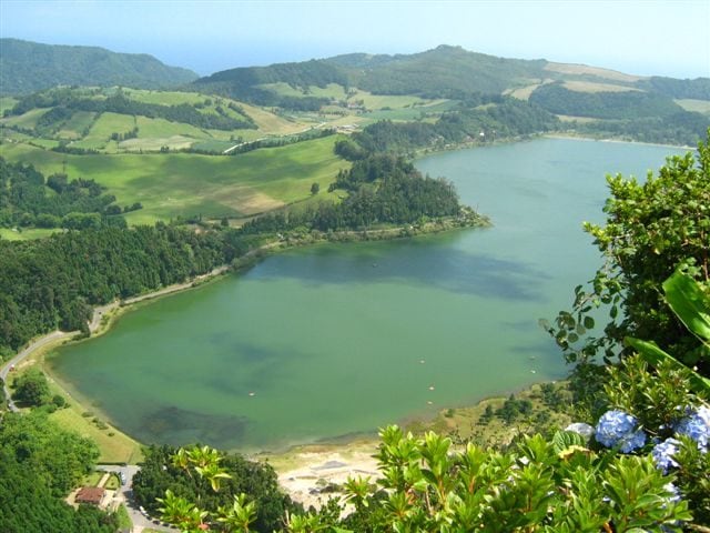 https://en.wikipedia.org/wiki/S%C3%A3o_Miguel_Island#/media/File:Lagoa_das_Furnas,_ilha_de_S%C3%A3o_Miguel,_Arquip%C3%A9lago_dos_A%C3%A7ores,_Portugal.JPG