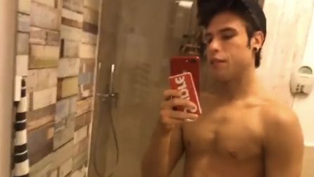 Fedez senza tatuaggi sui social