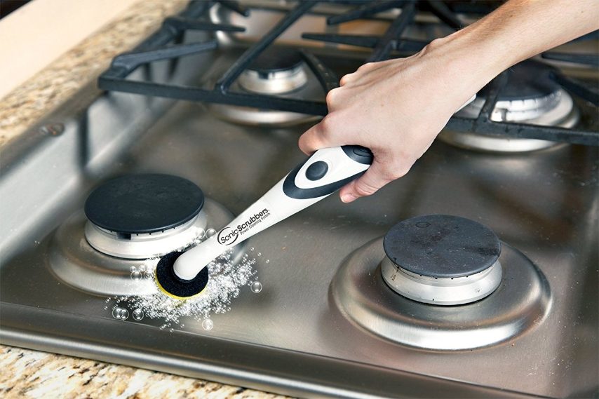 Il SonicScrubber è l'unico gadget di questo elenco che necessita dell'uso delle vostre mani ma, con 8.000 oscillazioni al minuto, è talmente potente nel pulire i fornelli e la cucina che non dovrete fare alcuna fatica se non reggerlo.