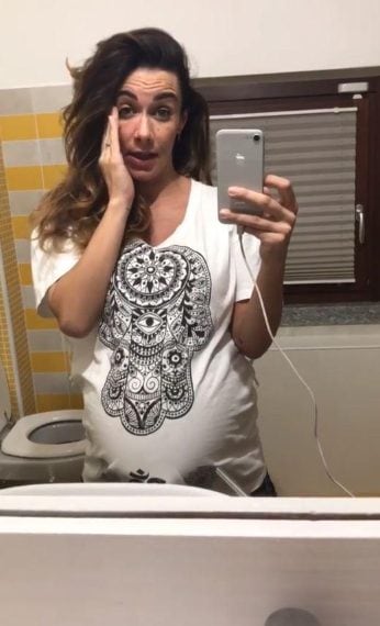 "Signori, per me qui non manca molto. Altro Che 7 dicembre...": la Toniolo sembra convinta che il bebè nascerà ben prima