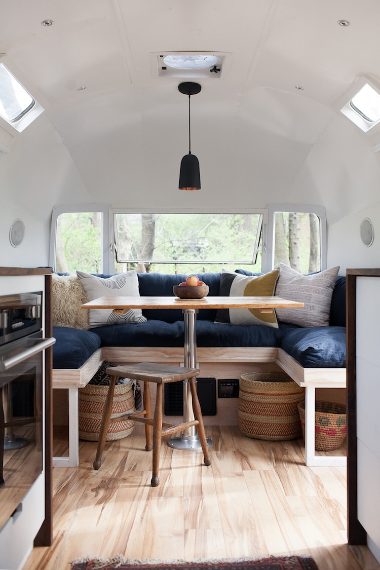 Fonte: https://www.venuereport.com/blog/real-women-report-this-couple-quit-their-jobs-to-renovate-airstreams-so-you-can-road-trip-in-style/
