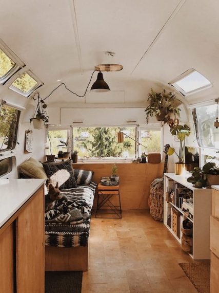 Fonte: http://tinyhousetalk.com/natashas-renovated-71-airstream-sovereign-for-sale-seattle/