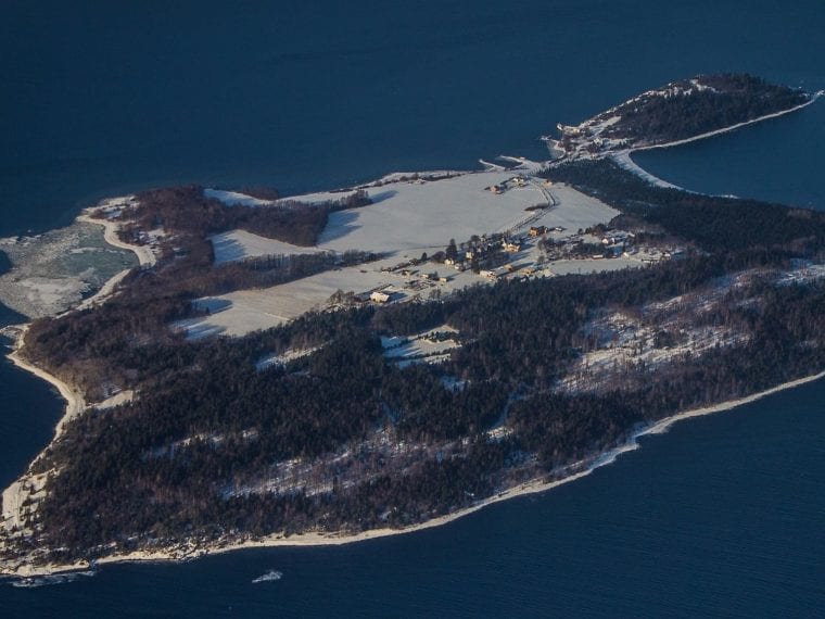 Su un'isola privata a circa 35 miglia a nord-ovest di Halden si trova la Scenic Bastoy Prison che è concepita come una prigione aperta dove i detenuti possono dedicarsi all'agricoltura, alla pesca, allo sci, al tennis e all'equitazione.