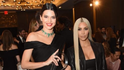Kim Kardashian indossa la calzamaglia come pantalone