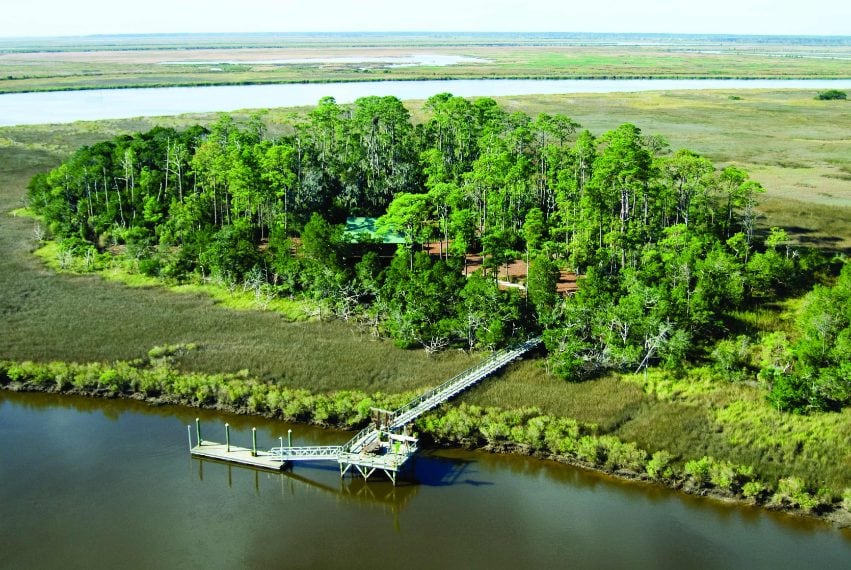 Quattromila ettari, otto isole private, un ecosistema unico. Tutti i materiali usati nell'isola provengono da vecchi edifici locali che sono stati poi riutilizzati qui: per esempio le zanzariere provengono da una casa degli anni '40 di Darien, in Georgia, e le finestre appartenevano ad un fienile di circa duecento anni fa. www.privateislandsofgeorgia.com/