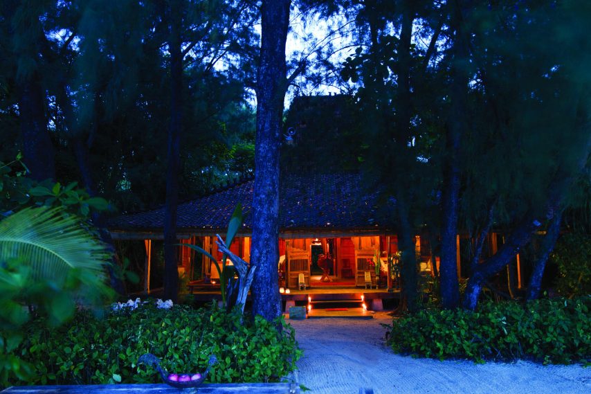 Scoprire queste isole con la luce del mattino è un vero sogno. Ogni casa è decorata in un elegante stile coloniale in totale armonia con l'ambiente circostante. Sabbia bianchissima, mare cristallino e staff sempre disponibile ad esaudire ogni desiderio dell'ospite completano l'atmosfera da paradiso terrestre.