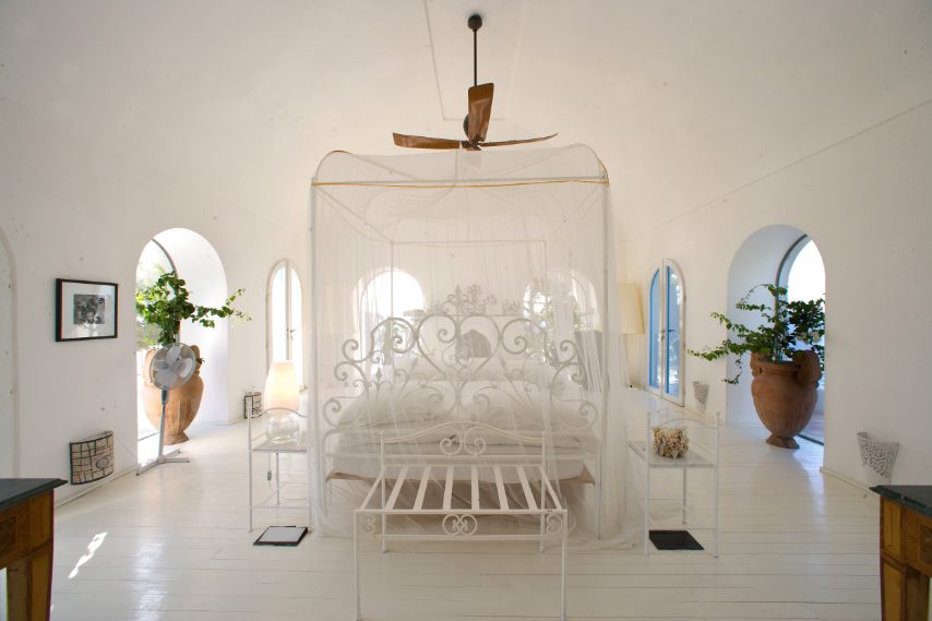 La mitologia narra di due navi che sono riuscite a scampare questo triste destino: quella di Ulisse, di ritorno dalla guerra di Troia, e quella degli Argonauti.