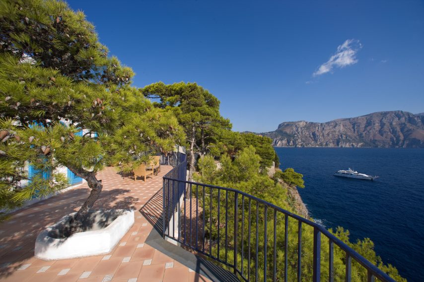 A 20 minuti da Positano, l'arcipelago è composto da tre isole: Gallo Lungo, La Rotonda e Dei Briganti. Nel 1924 il coreografo e ballerino russo Leonide Massine le acquistò, facendo costruire una magnifica villa che l'architetto Le Corbusier abbellì ulteriormente. La proprietà passò poi ad un altro celeberrimo ballerino russo, Rudolf Nureyev, nel 1989; poco dopo la sua morte, avvenuta nel 1993, l'arcipelago è passato in mano ad altri privati.