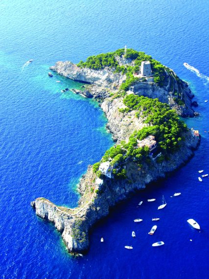 Li Galli viene identificato con il luogo in cui le sirene vivevano e ammaliavano i marinai in transito, facendoli naufragare contro gli scogli.