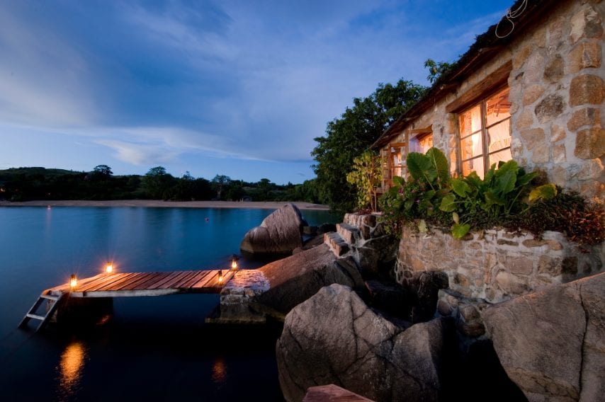 La stanza Makengulu si trova su una piccola isola privata a pochi metri dalla spiaggia, nascosta tra le bougainville. Si raggiunge attraverso un piccolo ponticello in legno. Un luogo da sogno. www.kayamawa.com