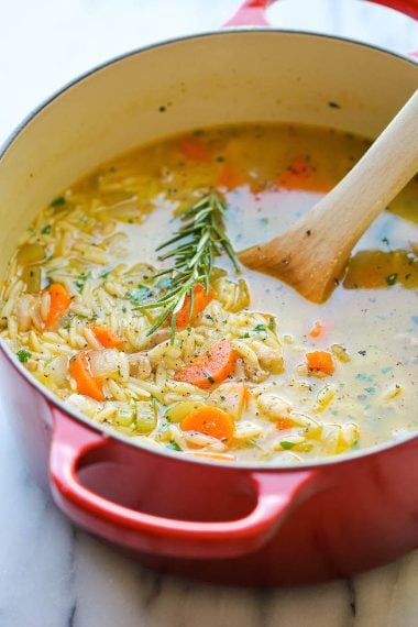 Fonte: http://damndelicious.net/2014/04/25/lemon-chicken-orzo-soup/